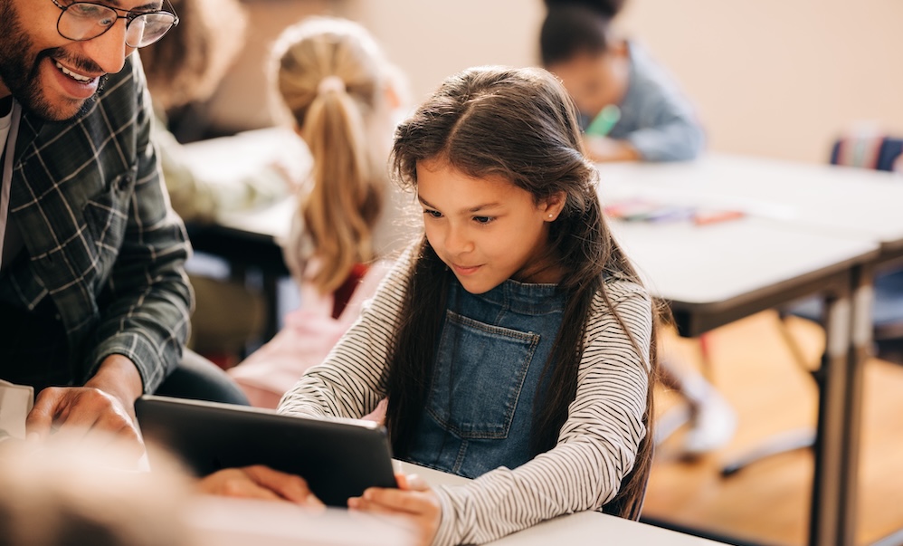 Teacher,Shows,A,Student,How,To,Use,A,Digital,Tablet